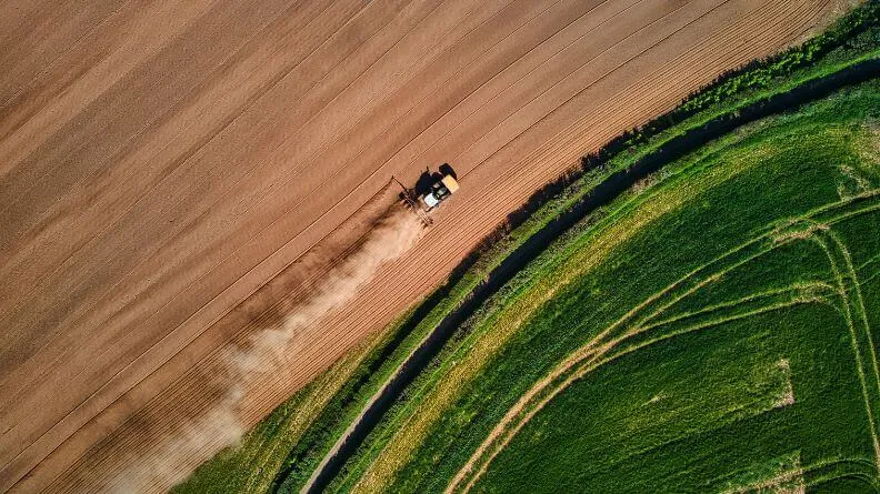 Tractor arando campo marrón, Estrategia nueva PAC