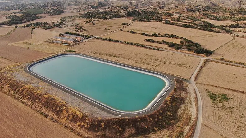 Embalse de riego para la agricultura