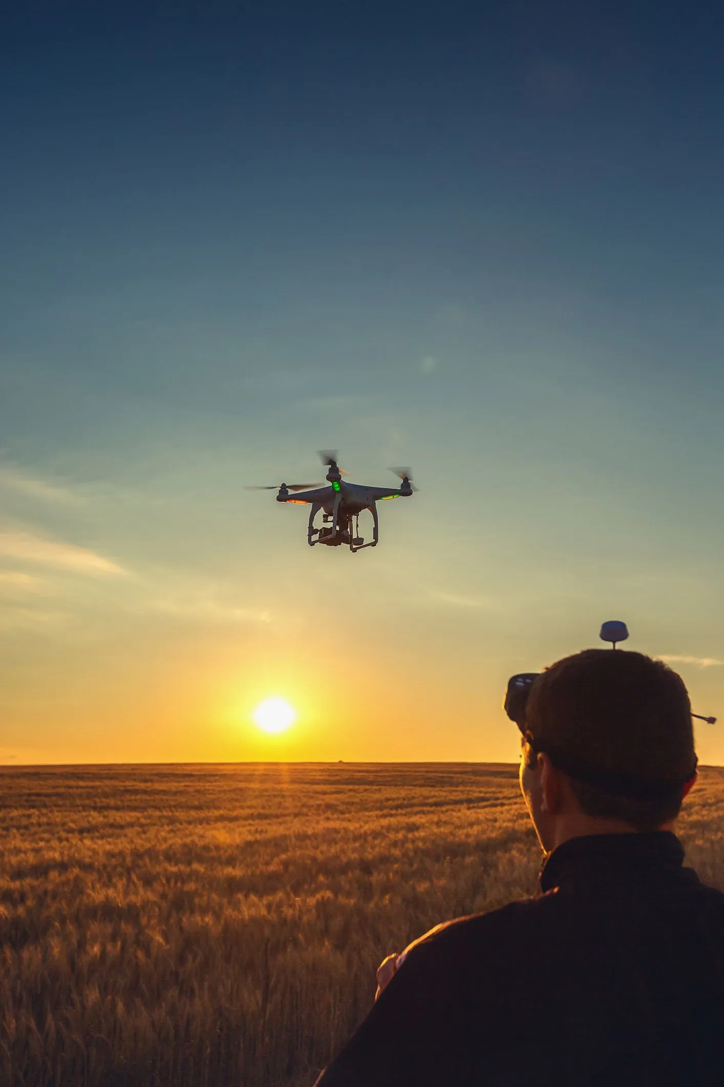 Dron volando en el campo