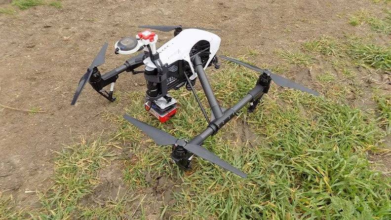 DJI Inspire 1 con la cámara multiespectral Micasense RedEdge-M incorporada.