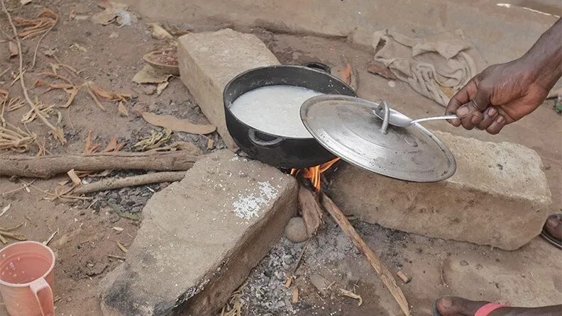 Olla de arroz sobre fuego de leña.