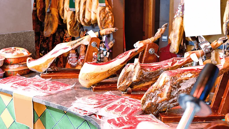 Patas de jamón a la venta en una tienda